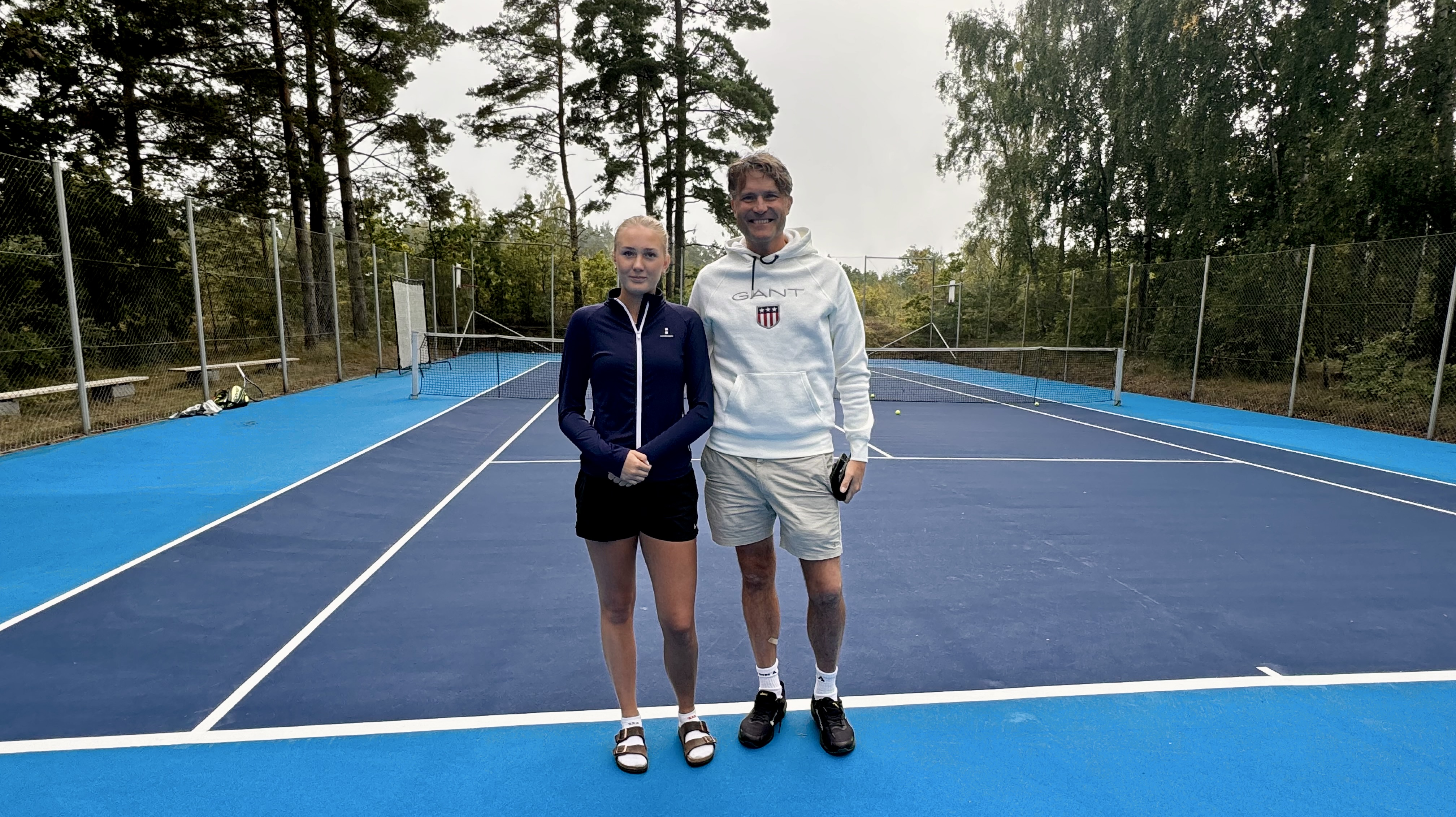 Tennisbana hard-court bana vid knäbäckshusen, österlen, öppen juni till september